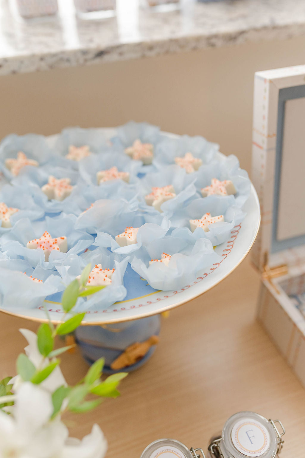 Prato de Doces com Pé em Porcelana – G (29 cm)