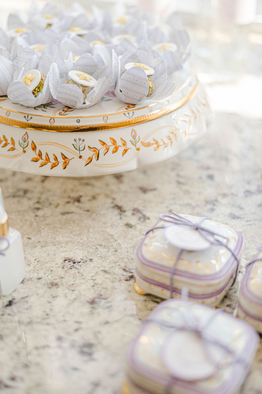Prato de Doces com Pé em Porcelana – G (29 cm)