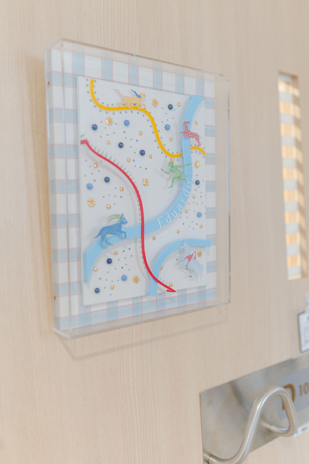 Quadro de Porta de Maternidade em Tecido Bordado