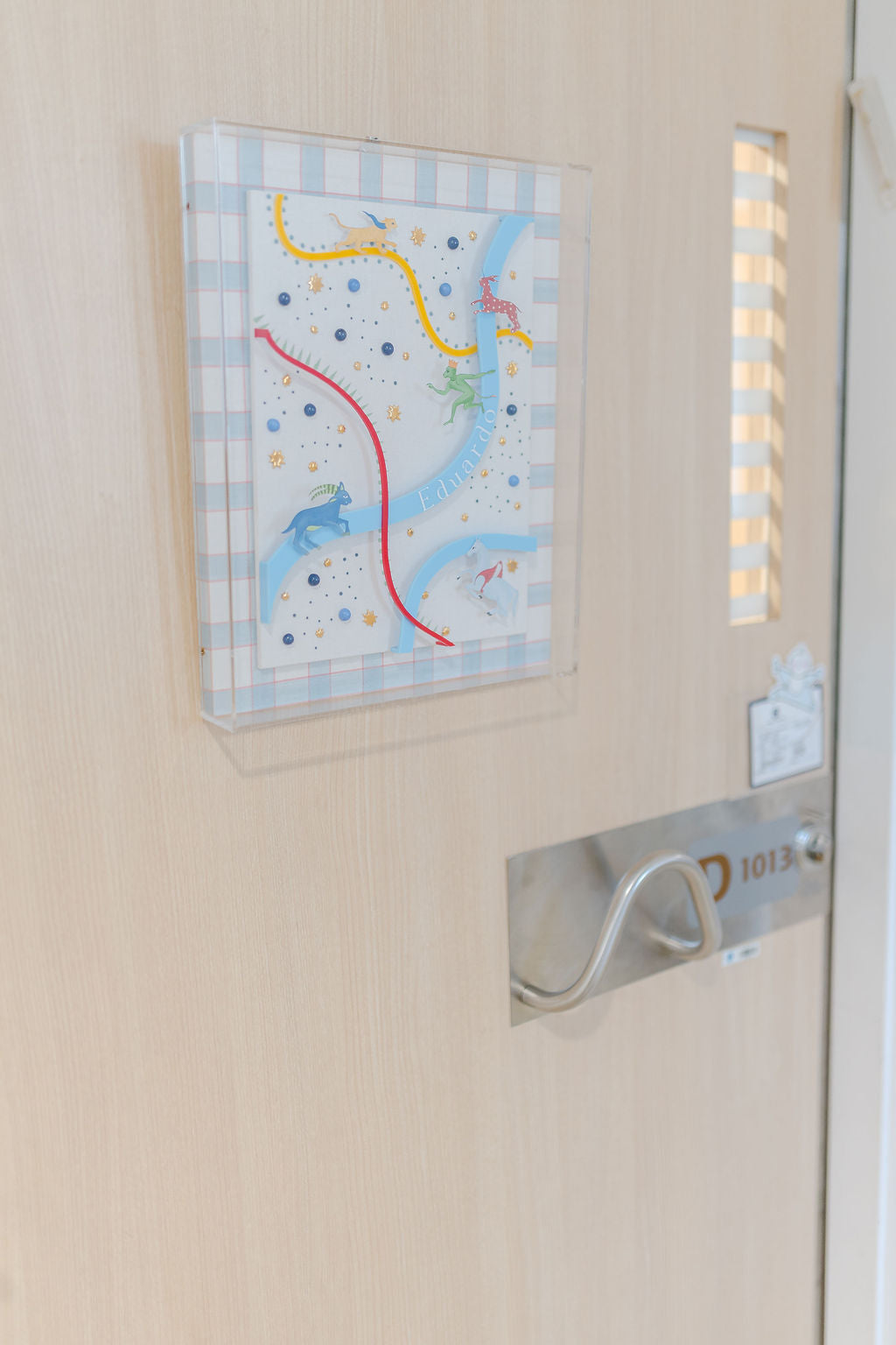 Quadro de Porta de Maternidade em Tecido Bordado
