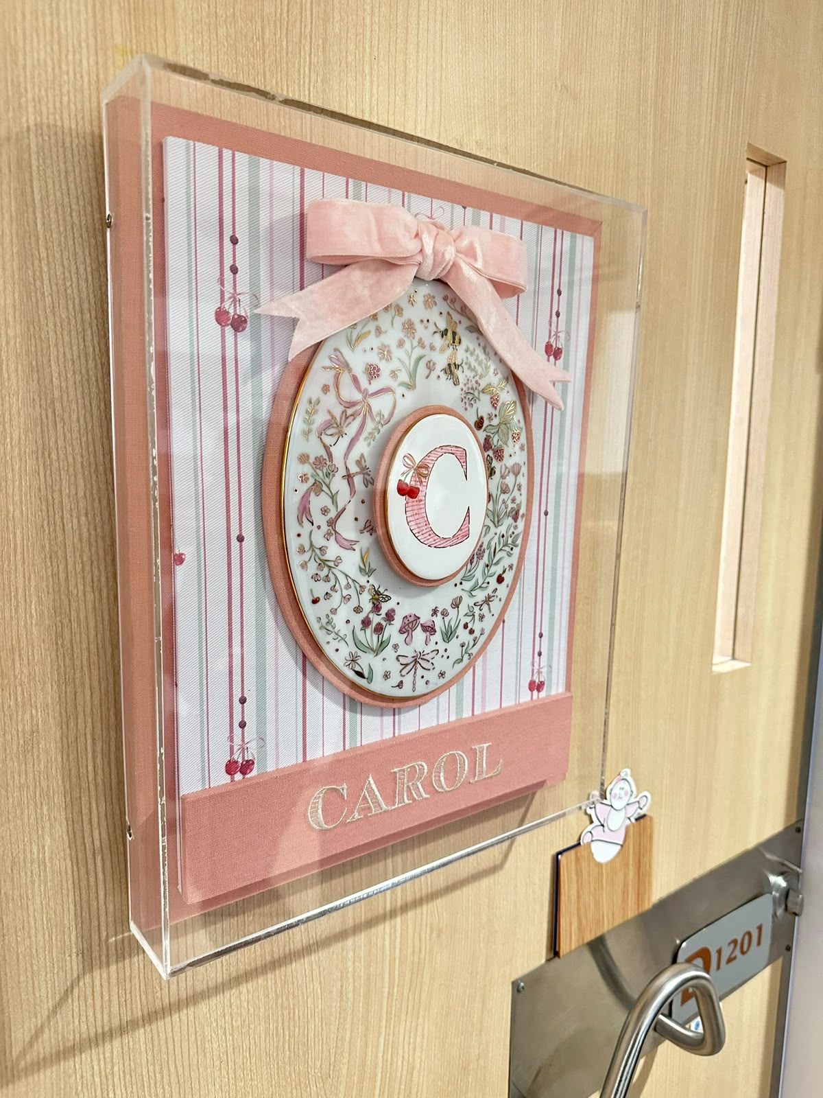 Quadro de Porta de Maternidade em Tecido Bordado