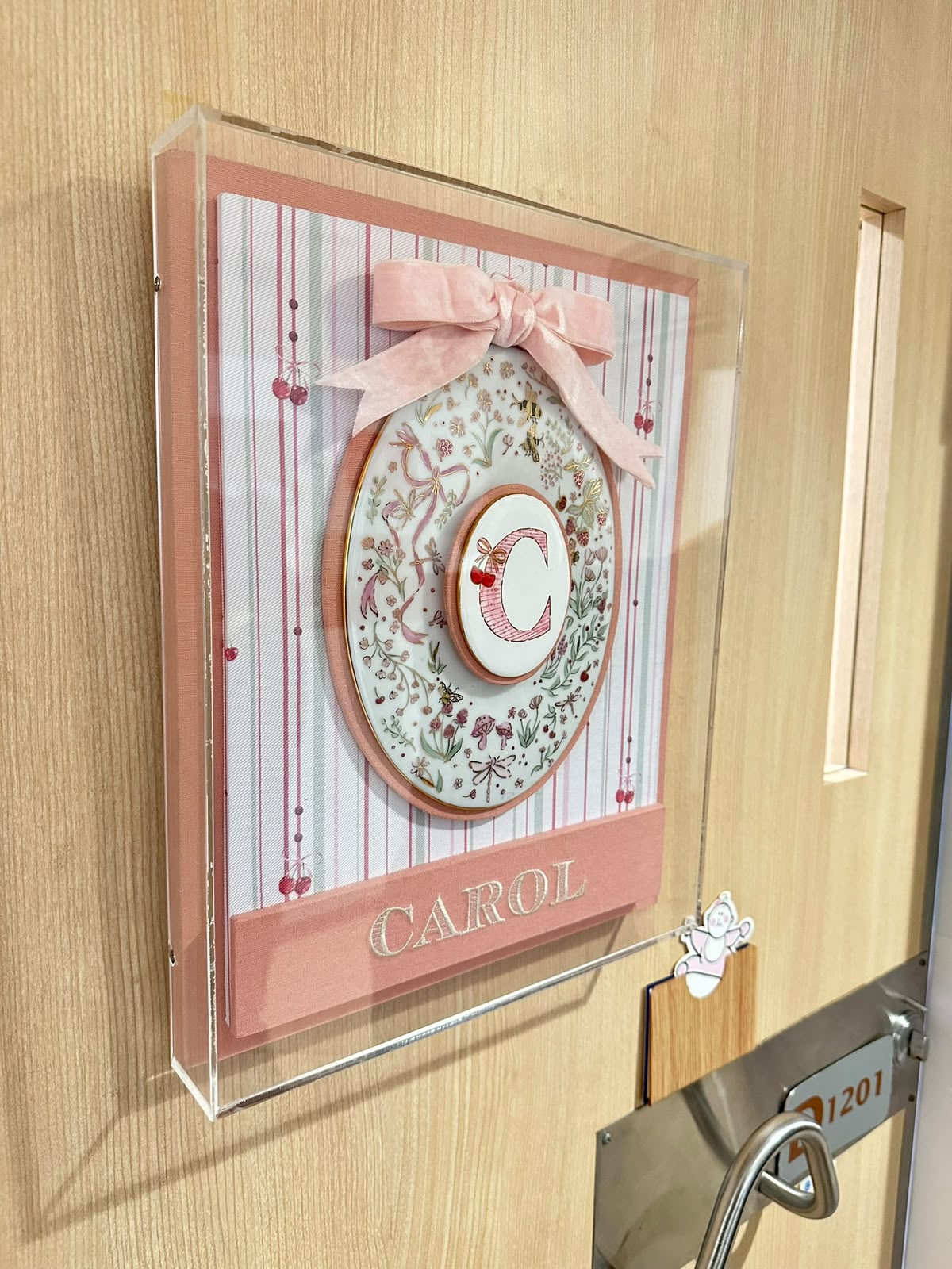 Quadro de Porta de Maternidade em Tecido Bordado