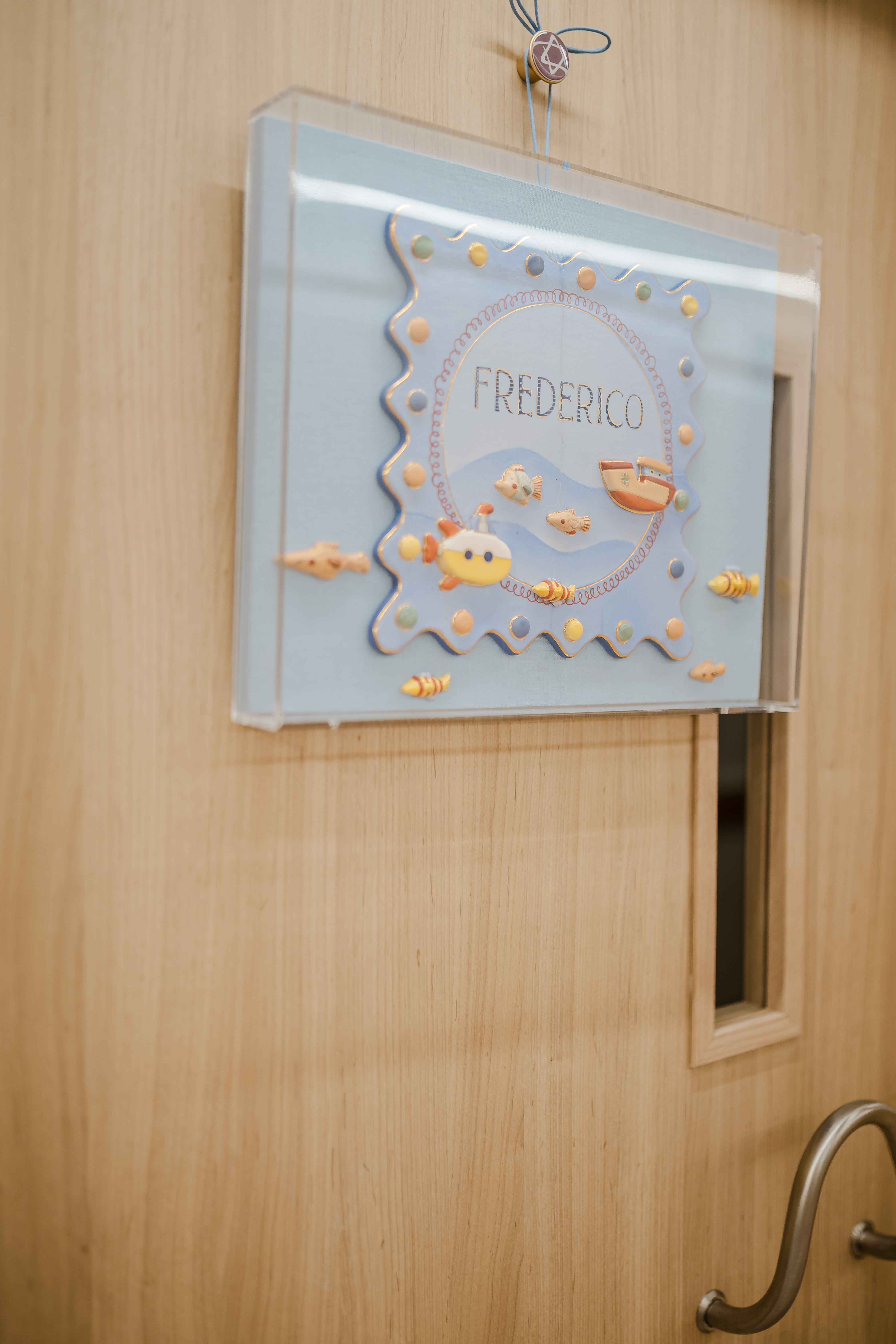 Quadro de Porta de Maternidade em Tecido Bordado