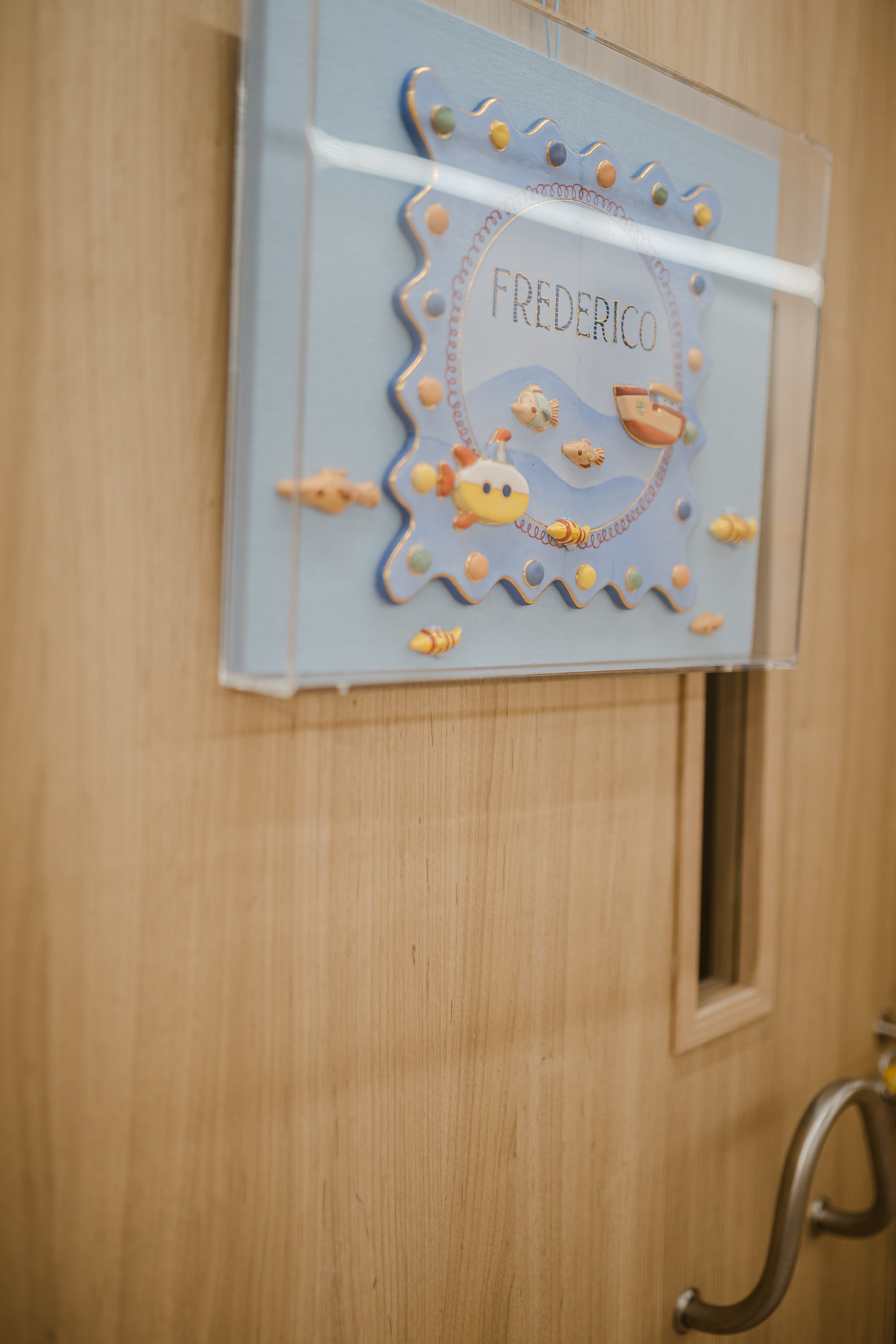 Quadro de Porta de Maternidade em Tecido Bordado