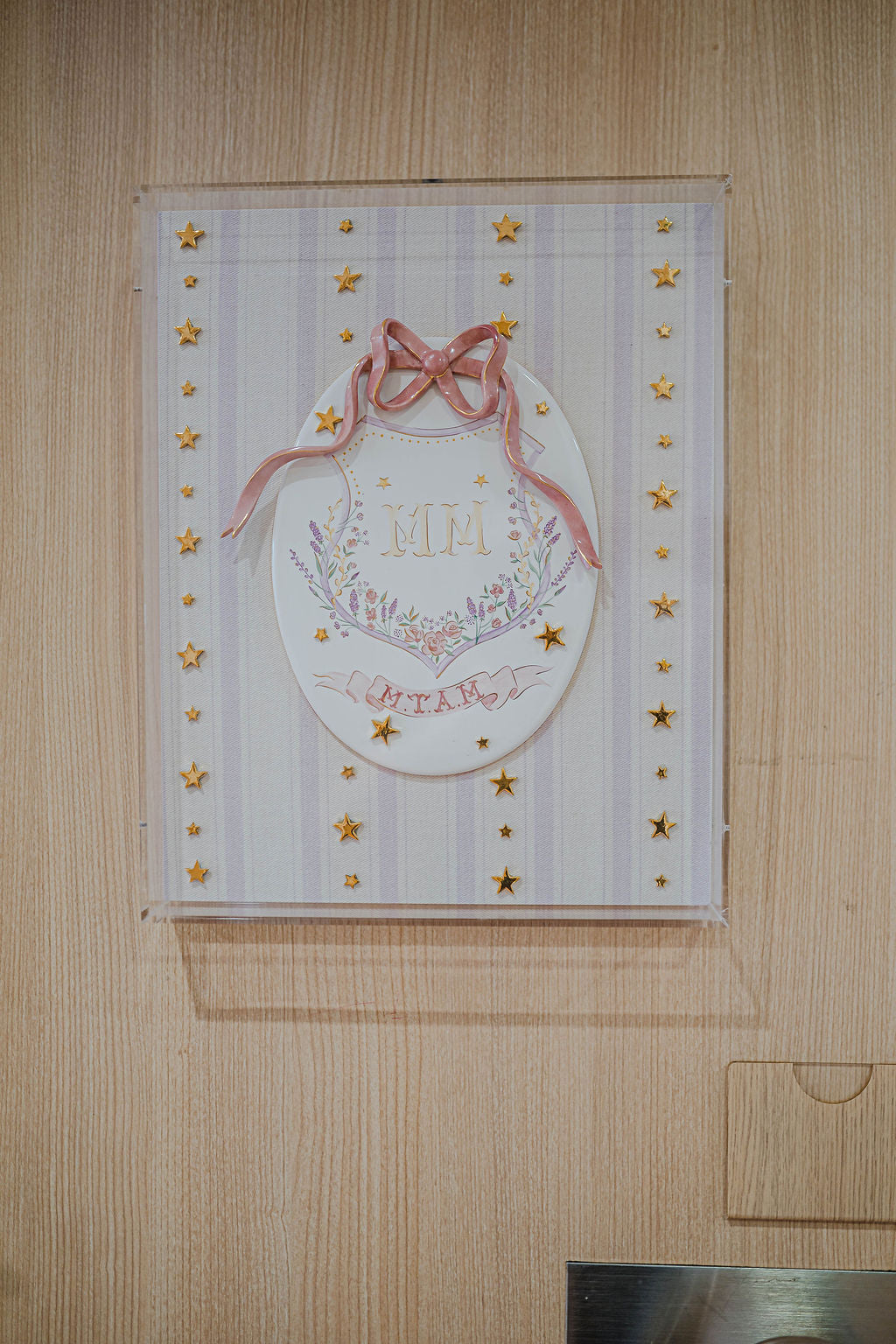 Quadro de Porta de Maternidade em Tecido Bordado
