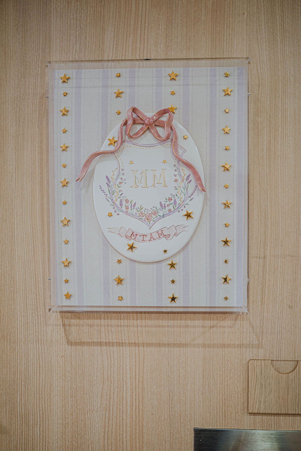 Quadro de Porta de Maternidade em Tecido Bordado